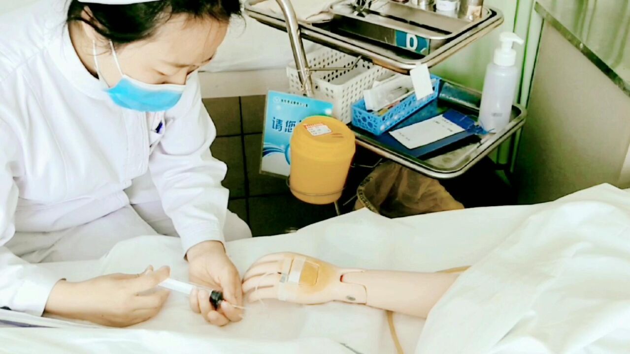 静脉推注 – 静脉注射和静脈输注的区别 : 乳腺癌靶向药物静脉输注规范专家共识(2022版) – NXFJO
