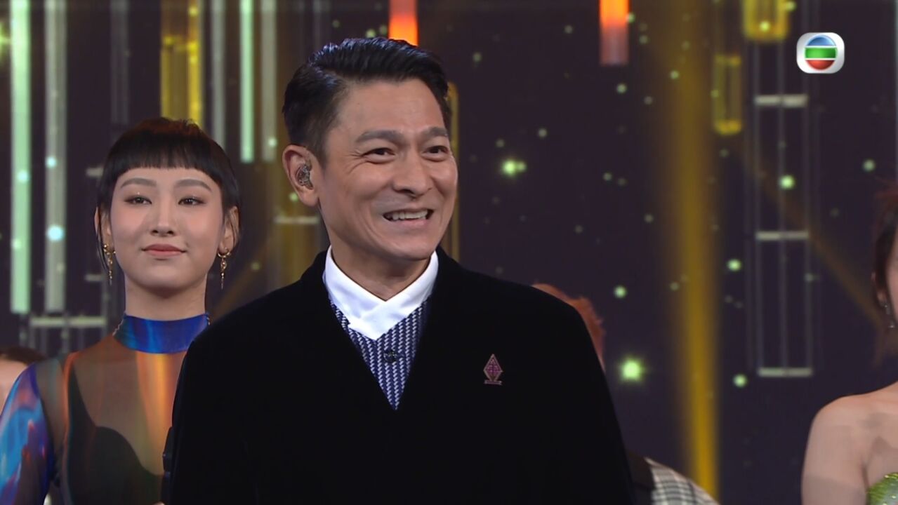 刘德华与新生代年轻歌手携手登台合唱《漫步人生路》、《我们都是这样长大的》、《17歲岁》_腾讯视频
