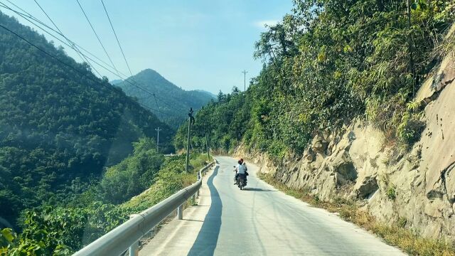 四川和贵州交界处的农村,盘山公路风景秀丽