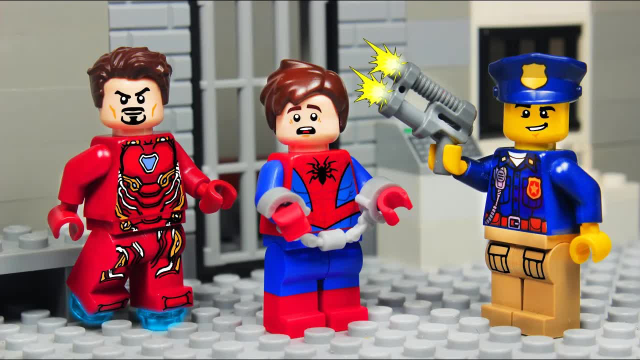 乐高动画:蜘蛛侠被警察误认为是小偷,还好钢铁侠及时发现真相!
