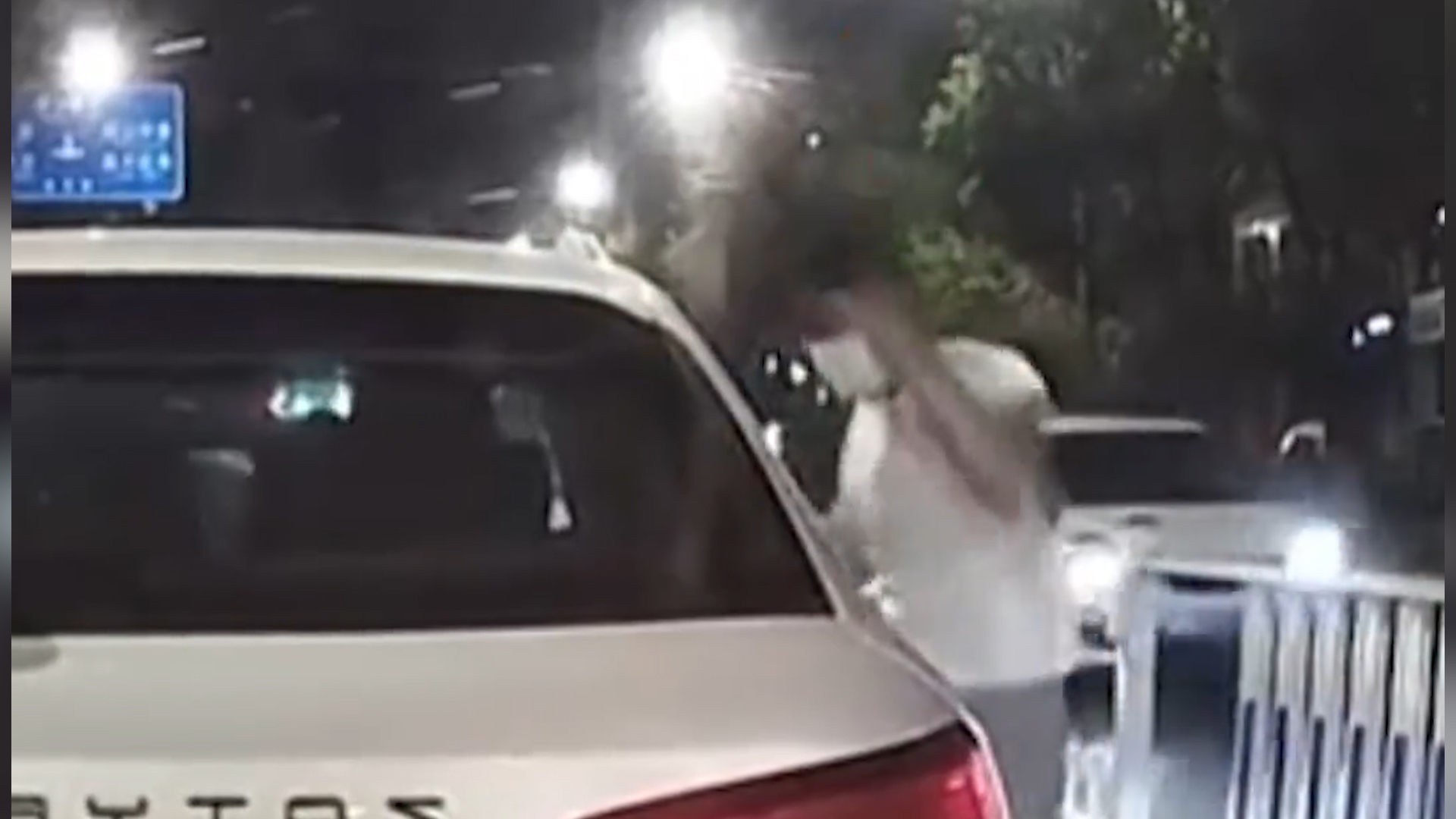 警方已介入!丈夫撞见妻子在别人车上,疯狂持锤砸车_腾讯新闻