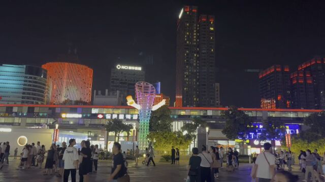 夜游宁波天一广场,不愧是最热闹繁华的地方,人山人海,喷泉奈斯