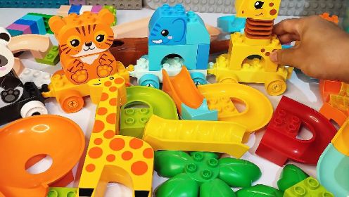 儿童喜爱的老虎熊猫造型的积木滚珠轨道平台搭建益智乐高积木玩具