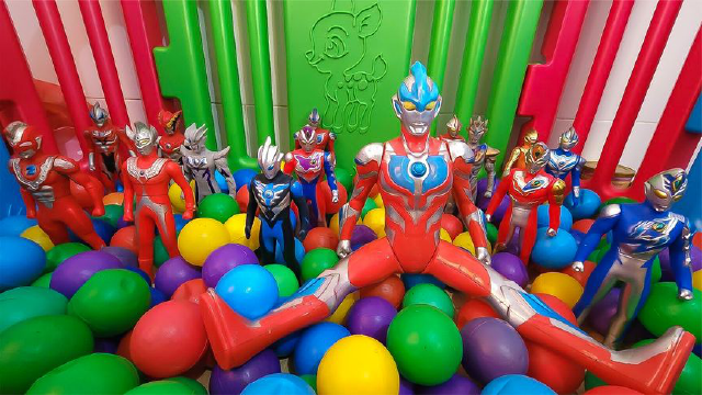 游乐场的海洋球里,躲着很多奥特曼,让我们找出来吧!