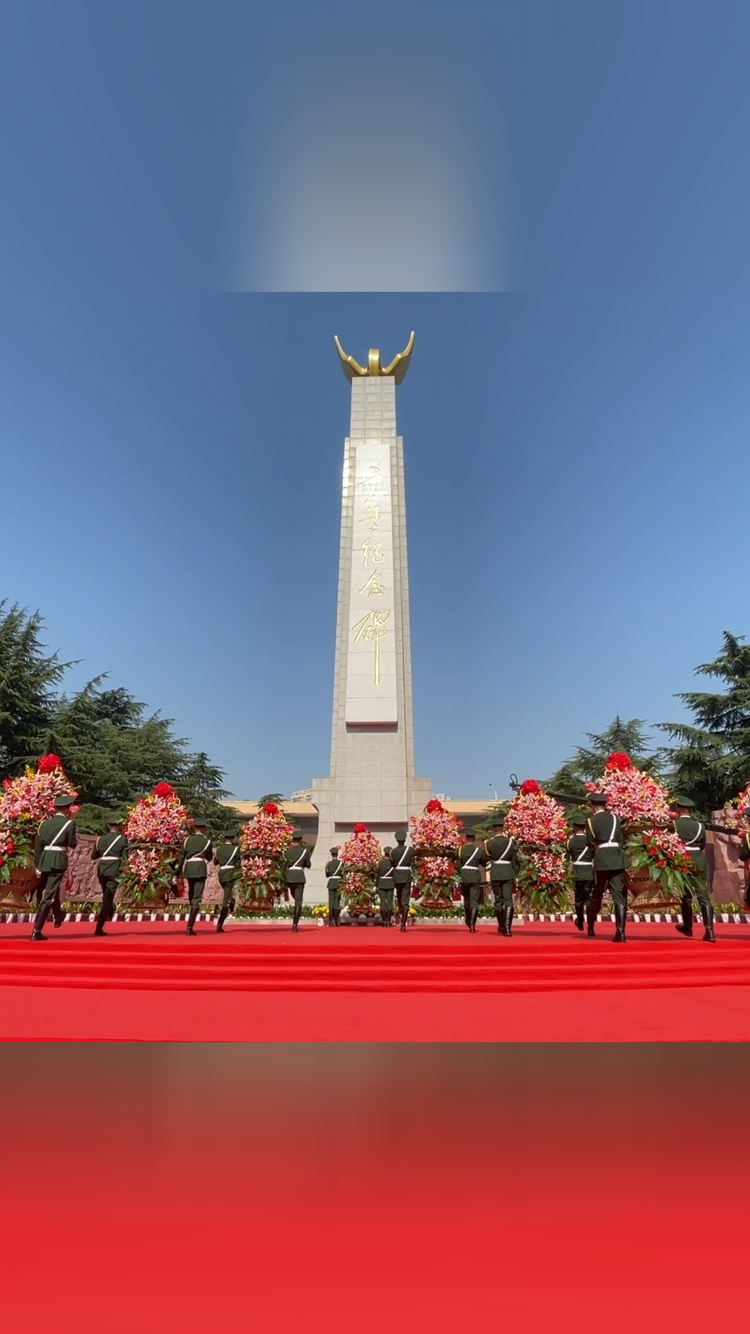 二七纪念碑前,武汉各界代表追思革命先烈