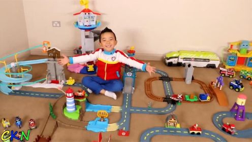 小男孩超酷的小狗汪汪队玩具汽车轨道和飞机玩具等亲子玩具游戏