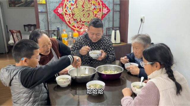 奶奶包的馄饨还是美,个头大的像饺子,我和蹦蹦都是咥两碗起步