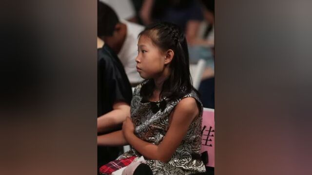 陆毅给大女儿庆生!才14岁就和妈妈一样高,巴掌脸精灵耳瘦到过分