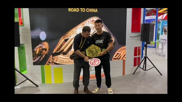 one冠军赛进博会首秀,唐凯带着世界冠军金腰带亮相展台|进博进行时
