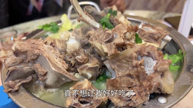 内蒙姑娘大方请客吃饭,特色羊拐筋味道好,吃完还顺带拿牛羊肉走