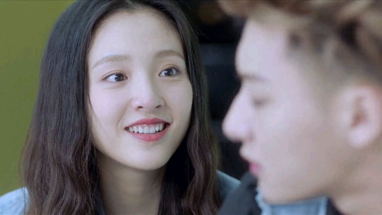 吴倩和黄子韬深情对视,甜滋滋的恋爱呀,爱了爱了