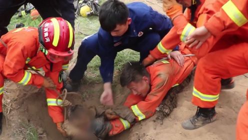 为了救一个孩子，3名消防员8次倒挂下井救人，看着让人心疼！