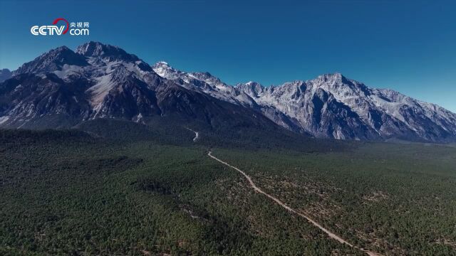 出片|航拍冬日玉龙雪山:碧空映衬 雄奇壮美