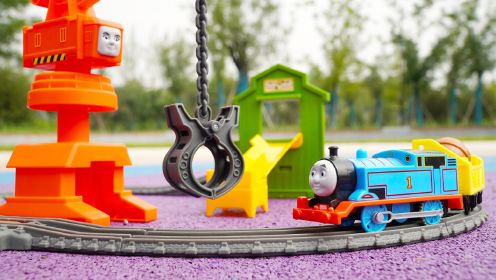 认识工程车：托马斯小火车、推土机、压路机、挖机施工，儿童玩具车