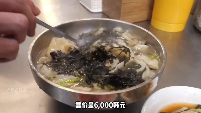 韩国街头朴素的手切汤面,母女二人支撑市场小摊,一天能卖200碗