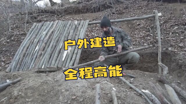 冬季下大雪前在野外山坡用天然材料建造一个温暖的露营小木屋.