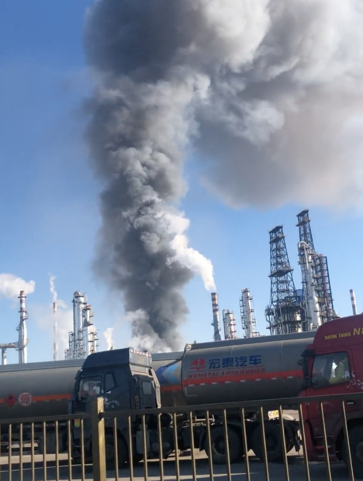 辽宁盘锦一化工厂起火爆炸,当地政府办:正在抢救人员处置险情