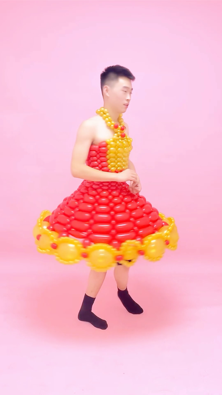 过年了用气球做个花裙子.