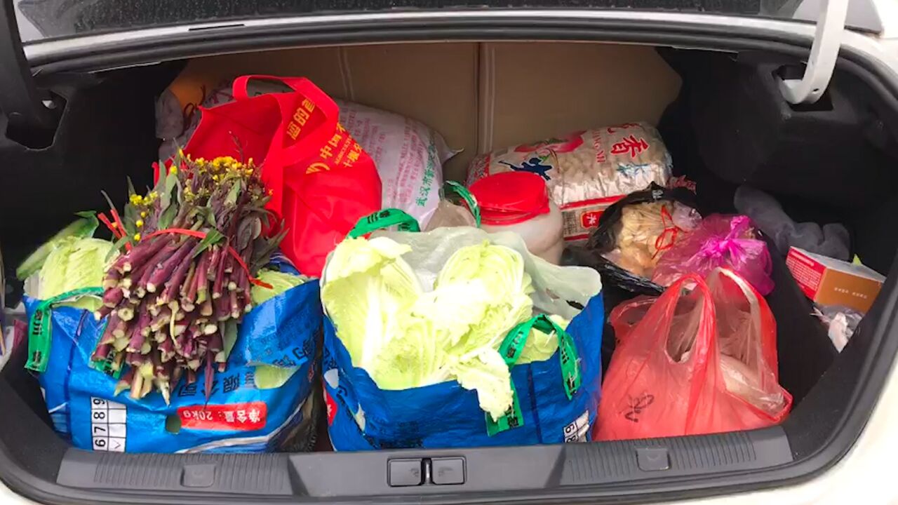 满满的全是爱!男子节后返程,父母大包小包塞满后备箱