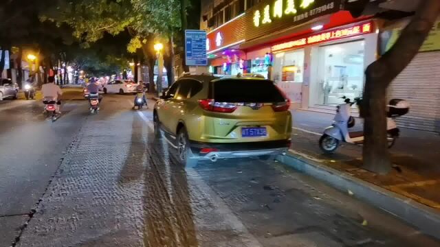 中山市沙溪镇珠宝西路夜晚繁华路段