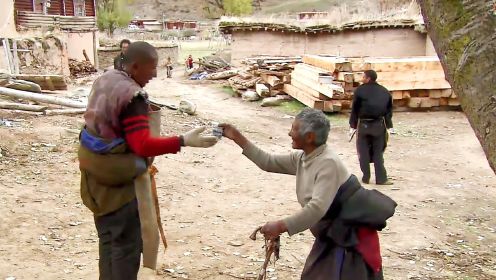 藏族人的信仰有多虔诚？磕头2100公里去拉萨朝圣