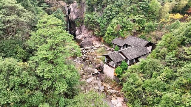 天台石梁风景区位于县城北石桥山中,是浙东“唐诗之路”的精华所在,景区面积6.5平方公里,风景奇特壮丽,触目皆景