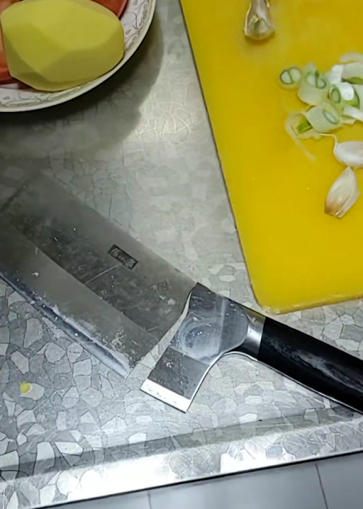 江苏一男子吐槽张小泉菜刀拍蒜断成2截,厂家:硬度越大越脆