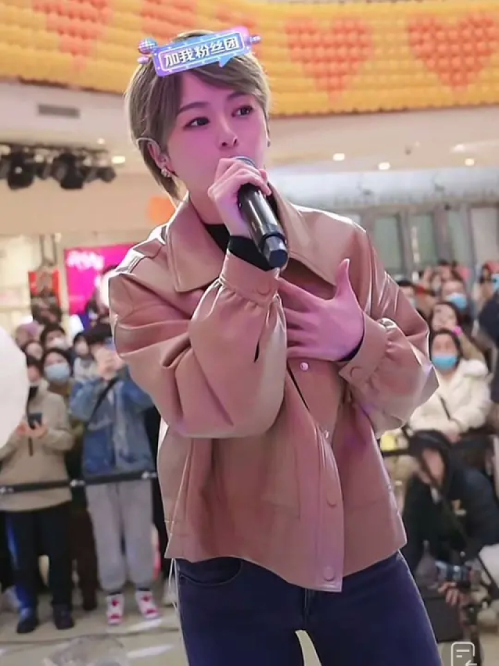 小白牙八号当铺#正能量才艺主播歌手 #户外真人现场真唱 #人美歌甜百