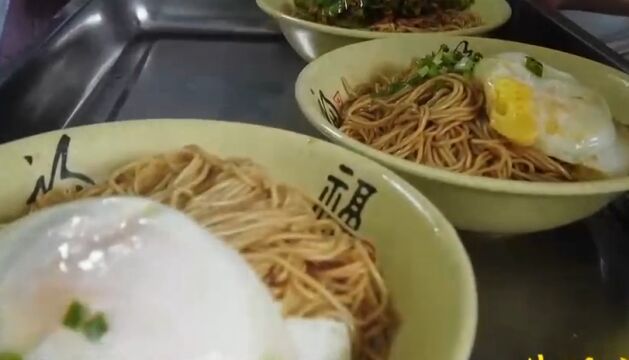 当地传统美食“干挑面”,口感丰富回味无穷,深受众多食客喜爱