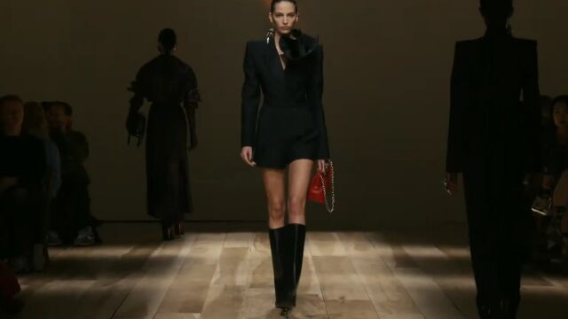 英国时装品牌Alexander McQueen(亚历山大ⷩ𚦦˜†)2023年FW秀场