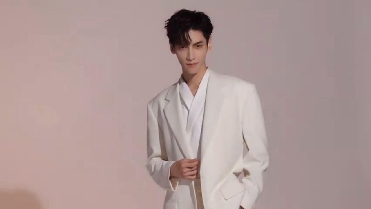 罗云熙纯白西装造型拍摄花絮