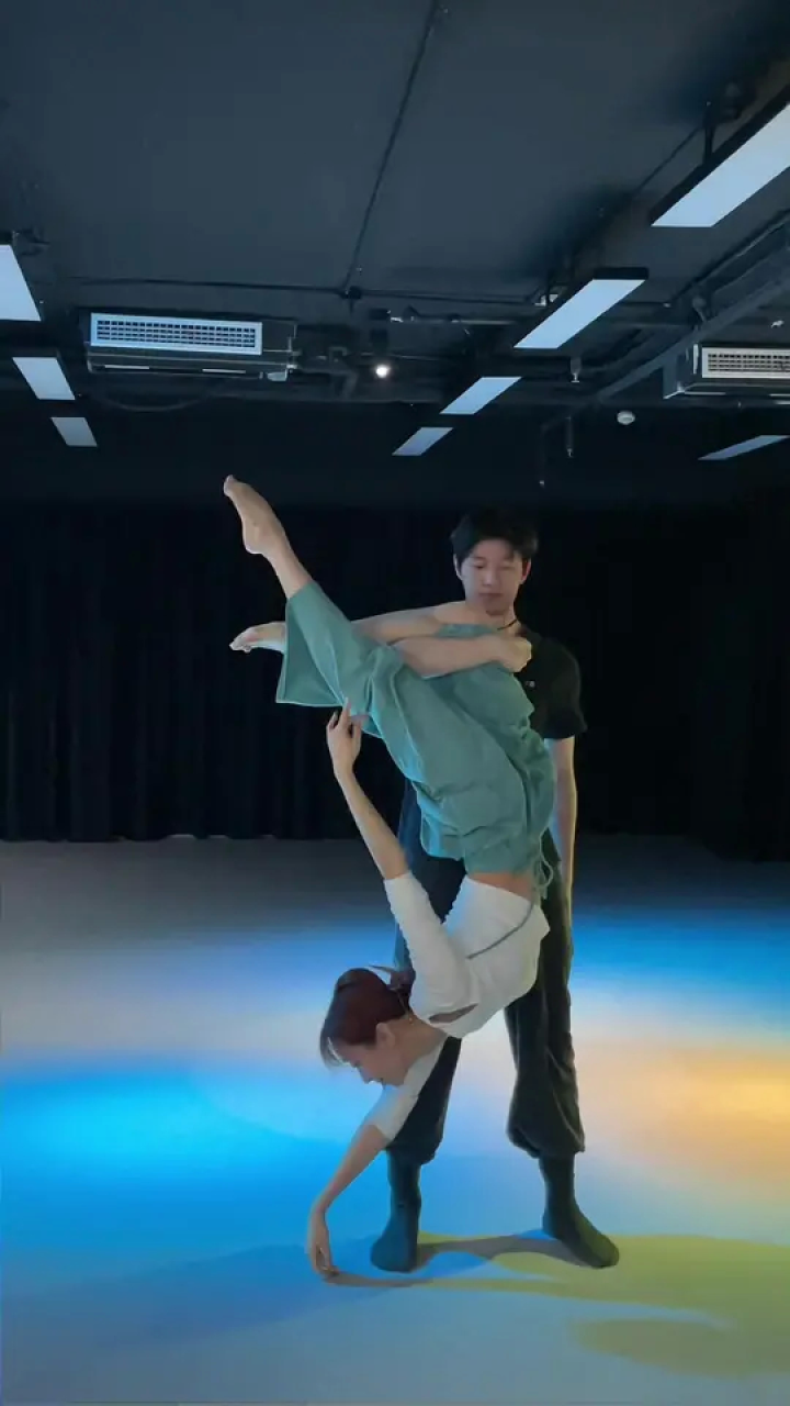 双人舞 #翻跳 课后玩一下这个小托举,你们觉得慢慢老师累不累?