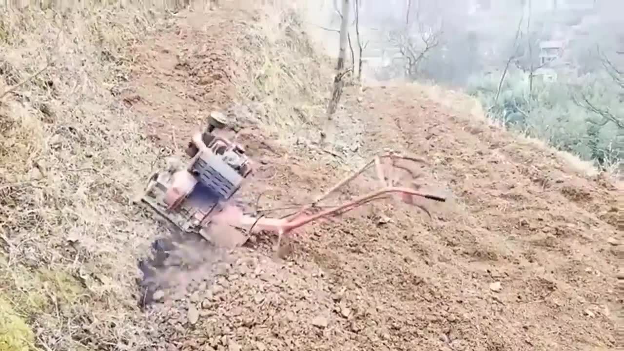 大叔把翻地机放在农田,让它自己工作,这是实现全智能了?_高清1080P在线观看平台_腾讯视频