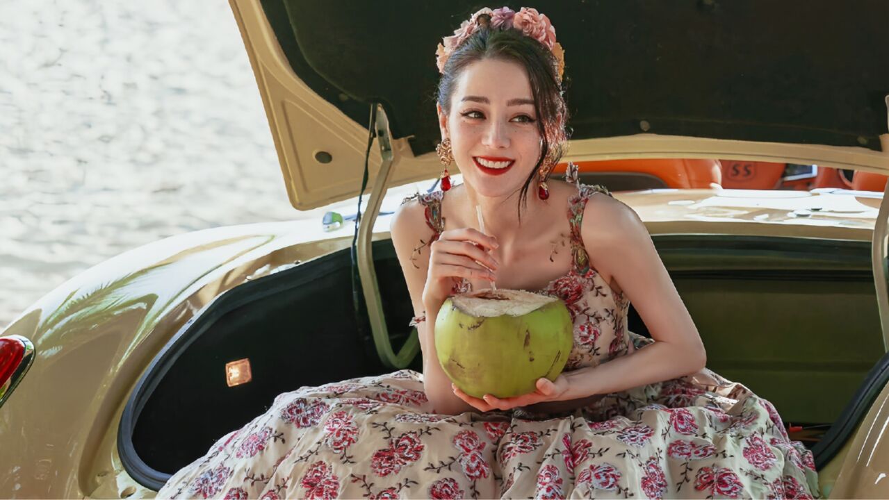 红毯女王回归!迪丽热巴正式官宣微博之夜,腰围和雷佳音头围一样