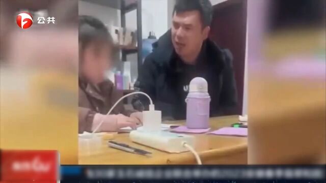 爸爸辅导女儿数学作业猛捶桌子,妈妈:教了俩小时还是不会