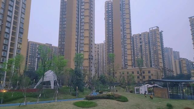 实拍成都成华槐树店片区住宅,东方惠城B区,售价100万到150万