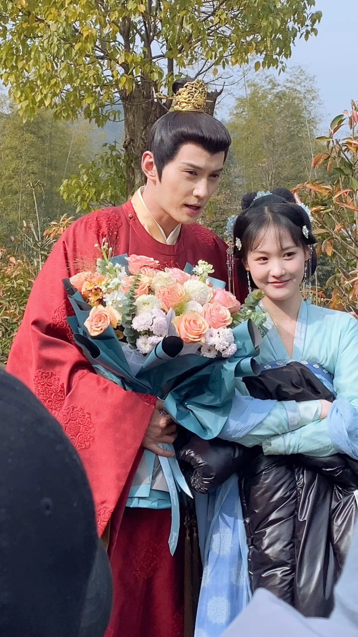徐正溪张昕懿新剧花琉璃轶闻杀青合影花絮,姬元溯和鸢尾