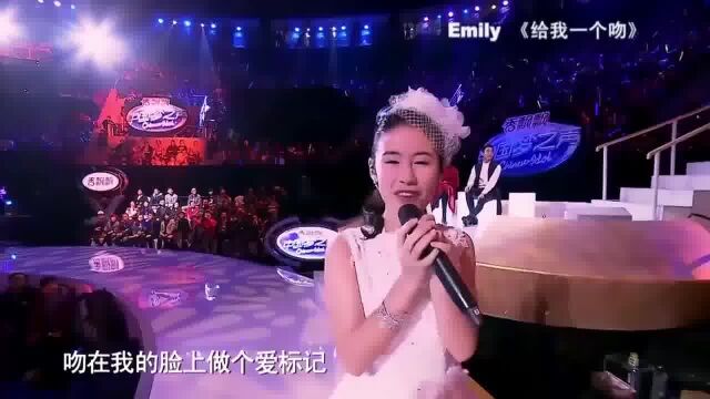 小姐姐演唱《给我一个吻》,悦耳的旋律,真是太好听了