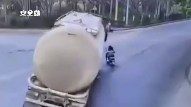 水泥罐车,侧翻