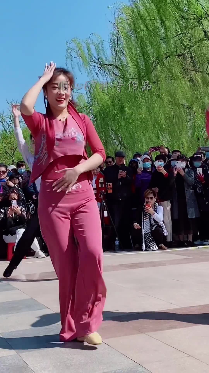 果果不不和妈妈在唐山#吉舞小王子果果 #果果不不 #广场舞 #舞台无处