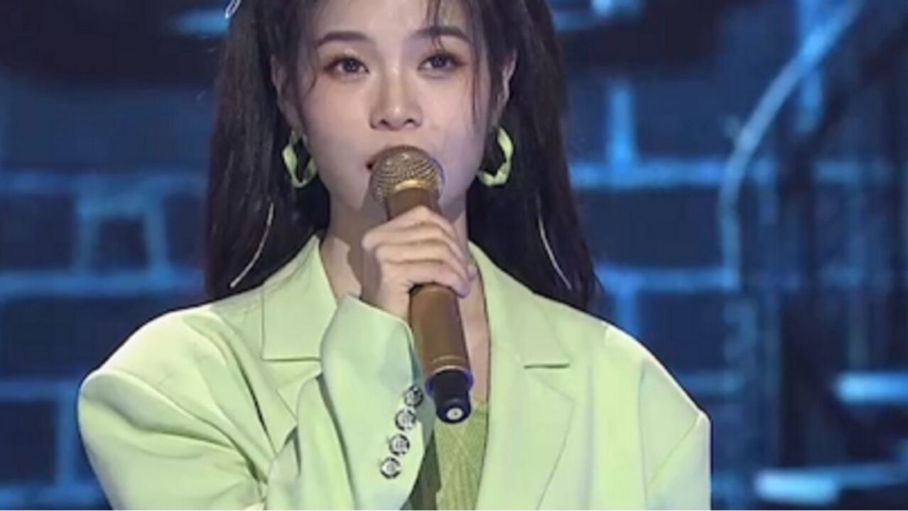 湛嘉丽深情演唱《最远的你是我最近的爱》,歌声优美,开口即天籁