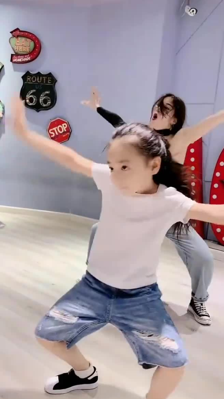 童模焱娃娃练习舞蹈,课后老师还要一对一辅导,果然是有潜力的孩子