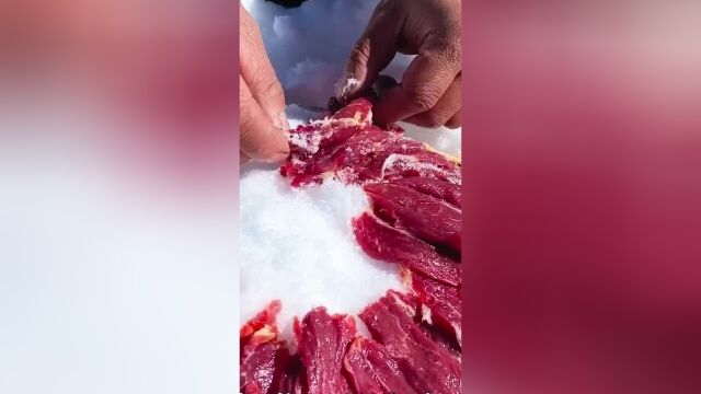 藏族的冰片牛肉你敢吃吗?往海拔5000米的雪山上一躺,再把生牛肉切片蘸雪,藏族小伙大喊舒服!洛桑和小志玛