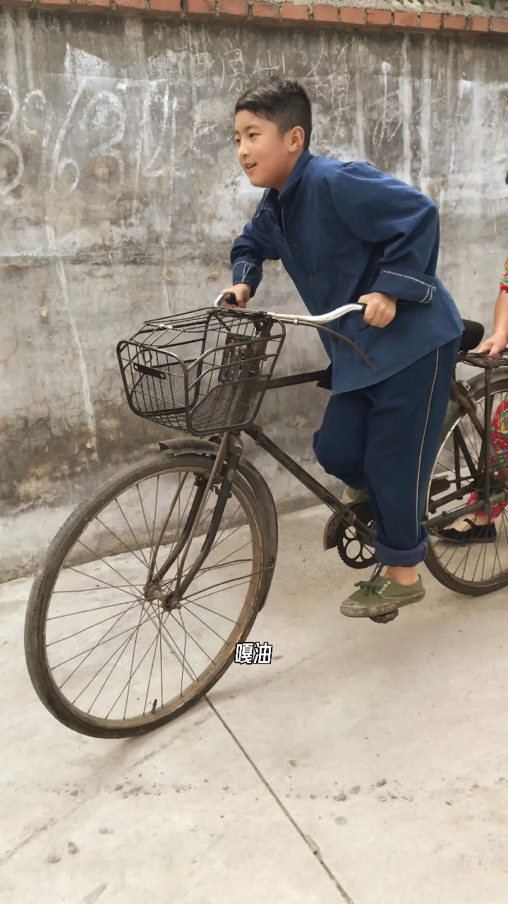 记得八十年代学骑大梁自行车时,都是先掏裆学嘎油,能学过起大梁自行车
