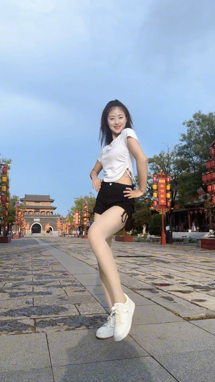你们的城市下雨了吗?#动感迪斯科#美女跳舞#户外舞蹈#爱跳舞的女孩
