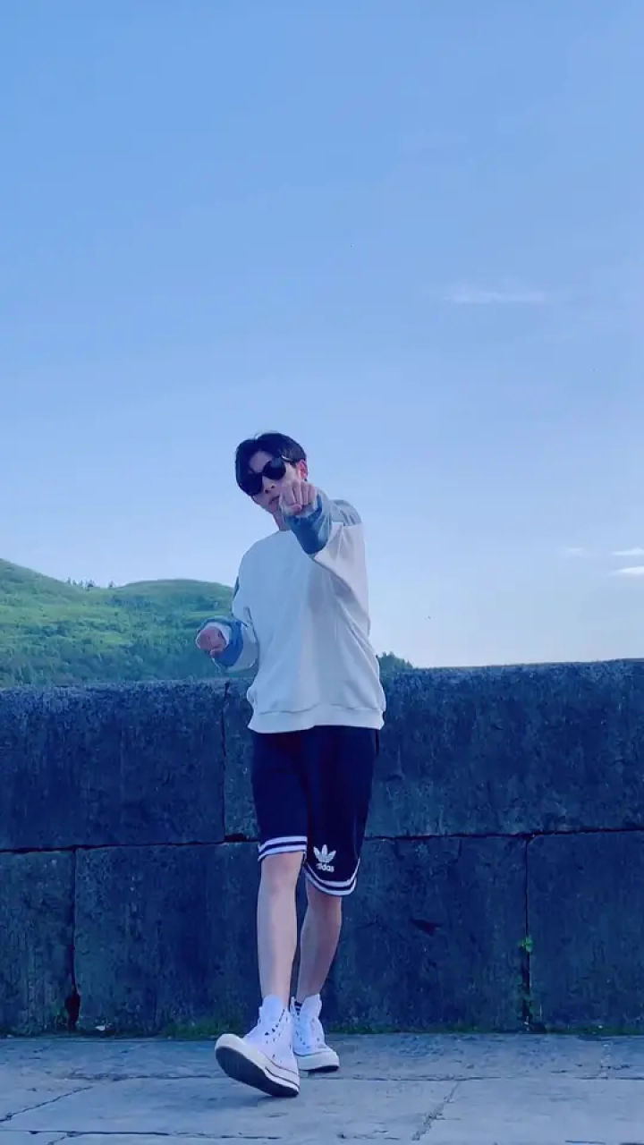 大众脸戴上墨镜总能像很多人#鹿晗 #男饭