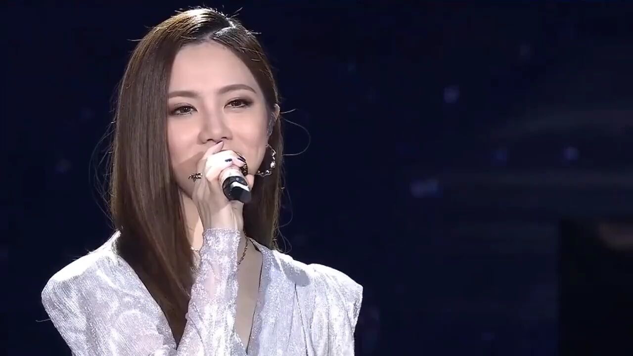 邓紫棋《光年之外》,各位旅客,会唱的跟我一起唱哦