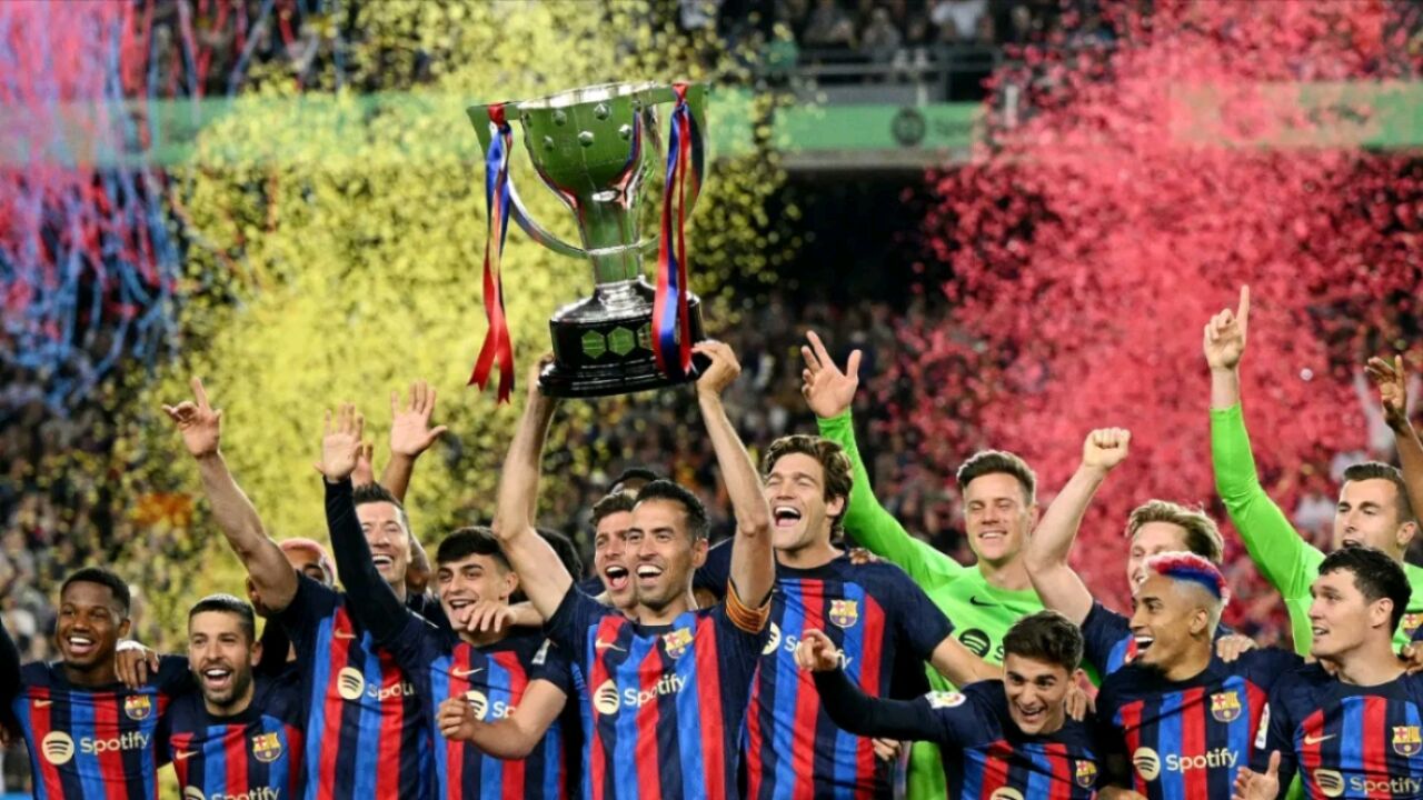 全员欢庆!原声回看巴萨夺冠庆典:哈维被高高抛起 轮流捧杯互动