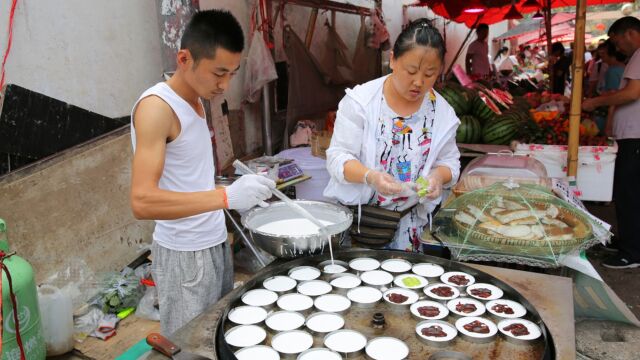 实拍上海最火老字号店!现做现卖几十个品种任选,有顾客吃4代人