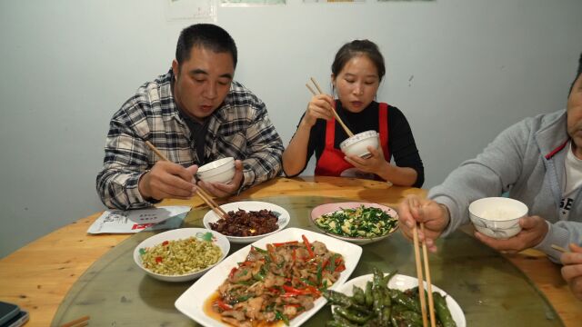 桃子姐去捡菇子,回家做一盘菌子肉片,包立春拆一袋冷吃兔解馋,美滋滋